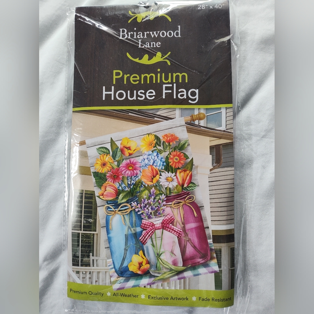 Briarwood Lane House Flag. (NWT) 28 x 40. Never Opened.